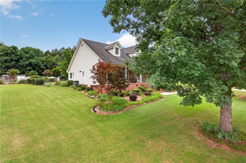 Welcome to this beautifully maintained 4-bedroom, 3.5-bath home - photo 42