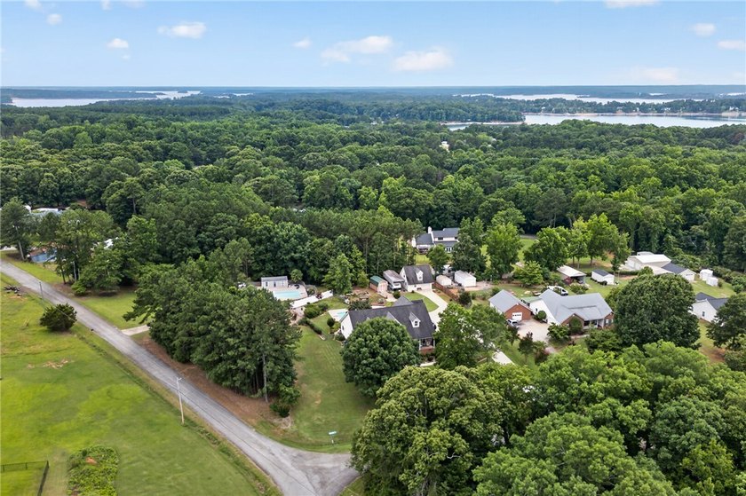 Welcome to this beautifully maintained 4-bedroom, 3.5-bath home - photo 43
