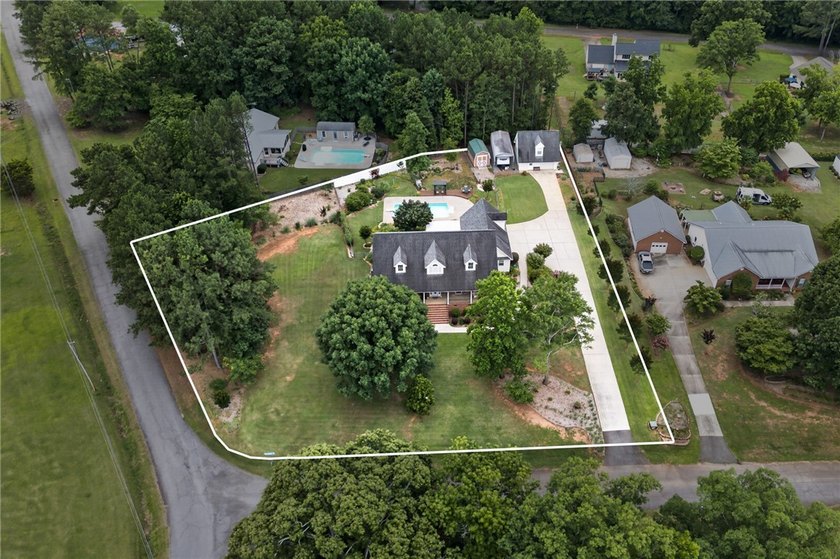 Welcome to this beautifully maintained 4-bedroom, 3.5-bath home - photo 44