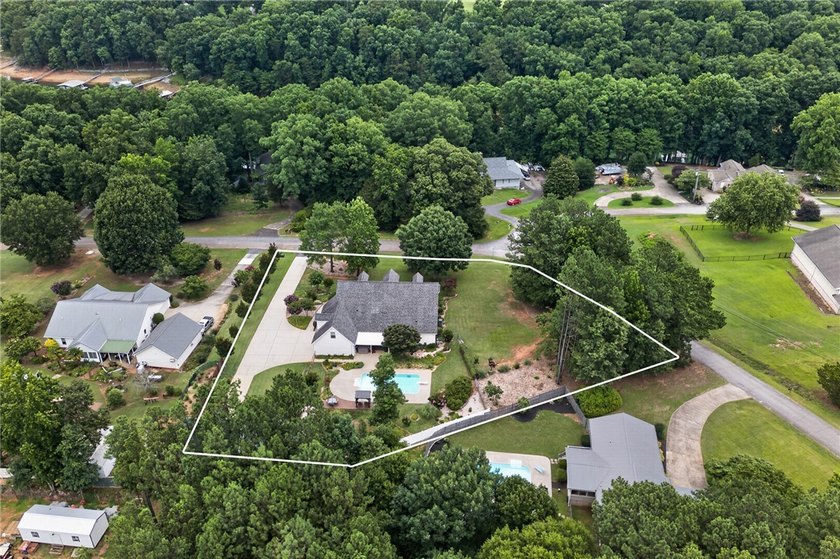 Welcome to this beautifully maintained 4-bedroom, 3.5-bath home - photo 45