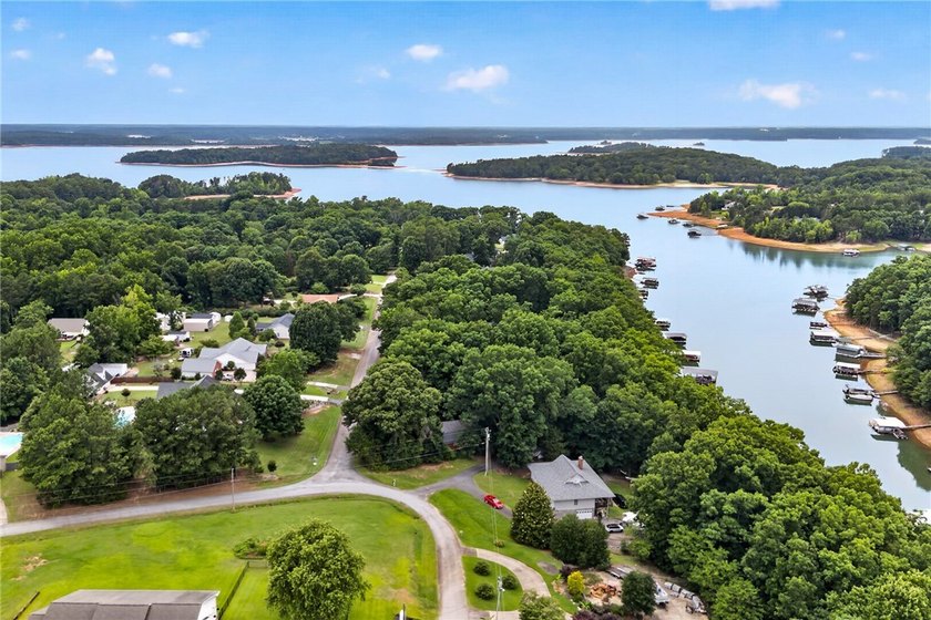 Welcome to this beautifully maintained 4-bedroom, 3.5-bath home - photo 46