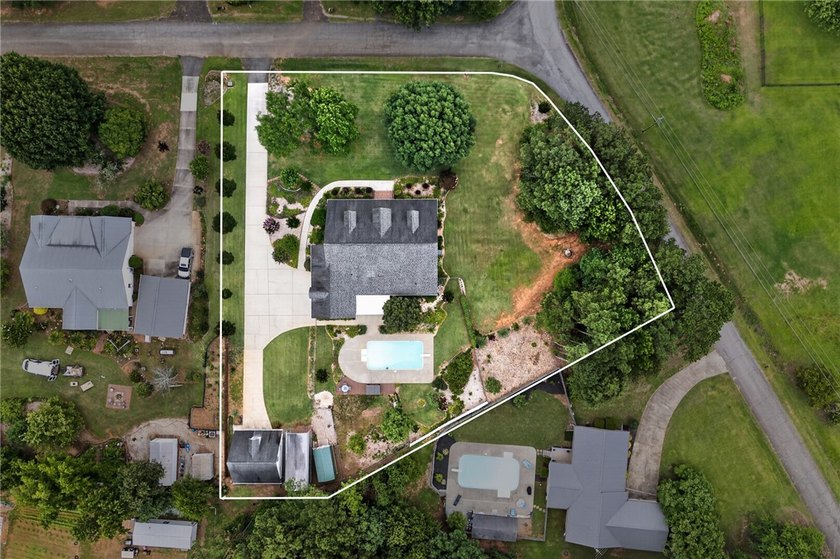 Welcome to this beautifully maintained 4-bedroom, 3.5-bath home - photo 47