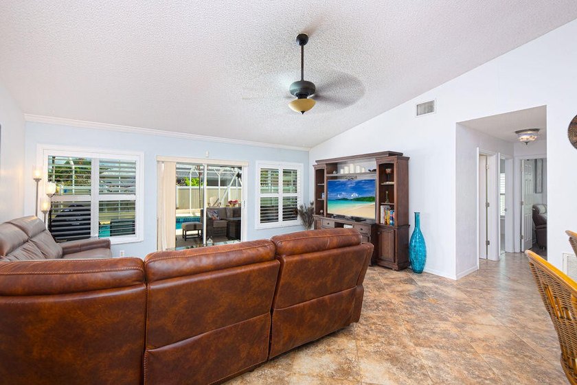 Tropical 4/2/2 pool home in desirable Southbend Lakes! This - photo 14