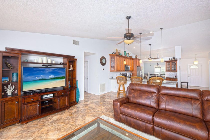 Tropical 4/2/2 pool home in desirable Southbend Lakes! This - photo 15