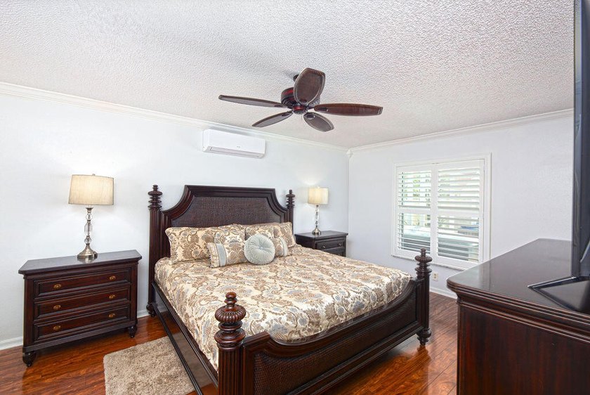 Tropical 4/2/2 pool home in desirable Southbend Lakes! This - photo 16