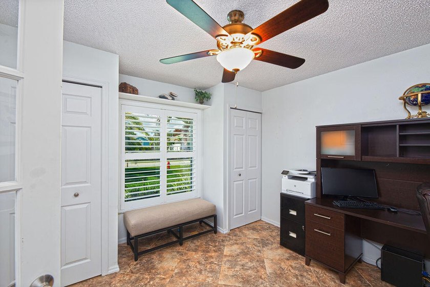 Tropical 4/2/2 pool home in desirable Southbend Lakes! This - photo 20
