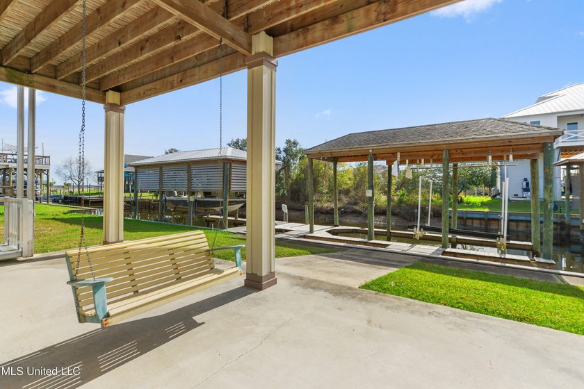 Spectacular home on a highly sought after street in Riverview - photo 2