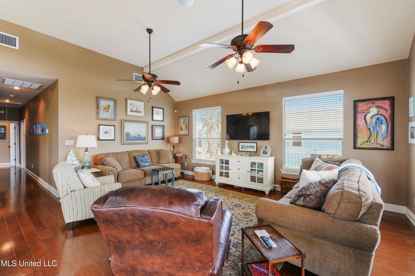 Spectacular home on a highly sought after street in Riverview - photo 6
