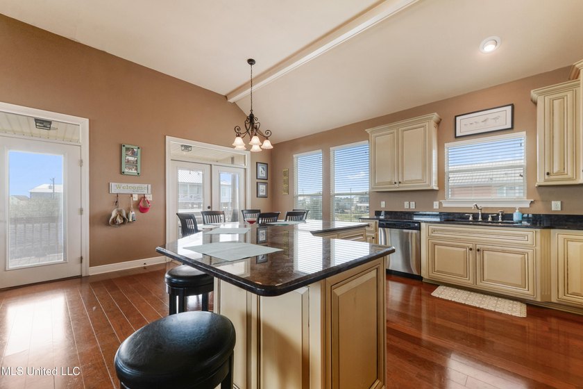 Spectacular home on a highly sought after street in Riverview - photo 10