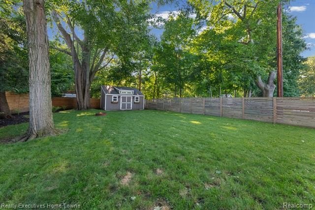 Location, location, location! Just two blocks from beautiful - photo 33