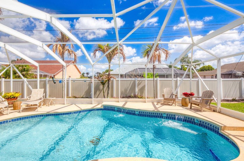 Tropical 4/2/2 pool home in desirable Southbend Lakes! This - photo 33
