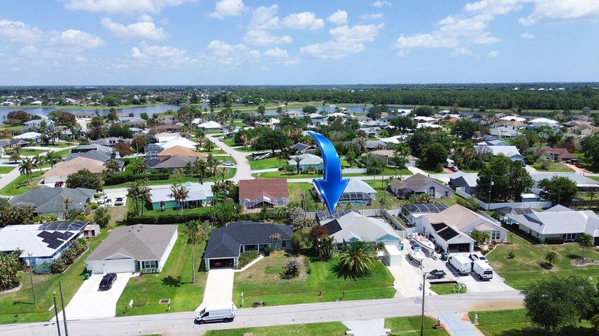 Tropical 4/2/2 pool home in desirable Southbend Lakes! This - photo 40