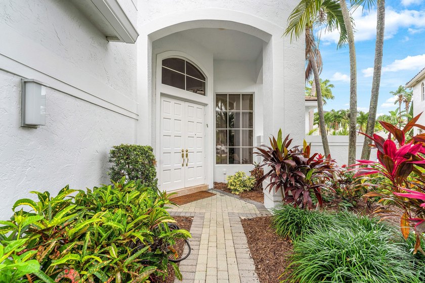 Welcome to this beautifully updated 4-bedroom plus den residence - photo 2