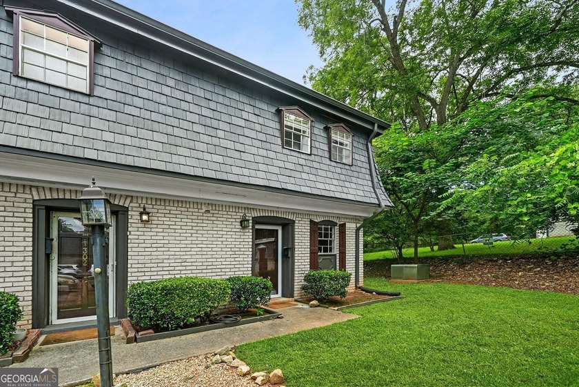 This perfectly located 2 bedroom, 1.5 bathroom home is ready for - photo 11