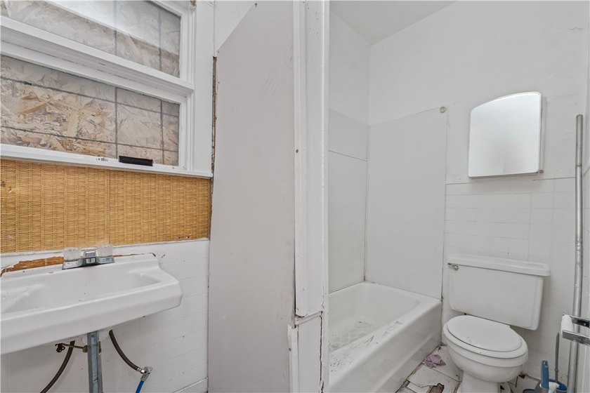 Amazing investment opportunity awaits. This 2 unit upper/lower - photo 12