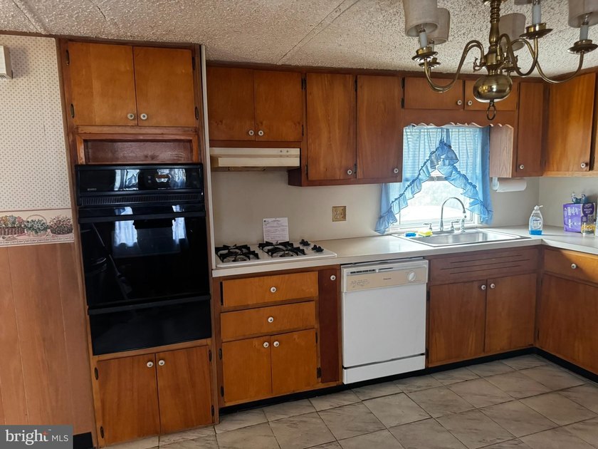 This 1960's 2 bedroom, single-wide mobile home offers a great - photo 12