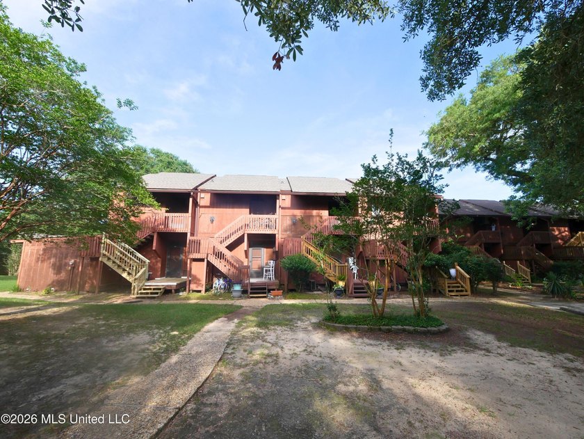 This move-in-ready condominium is ideally located in a desirable - photo 3