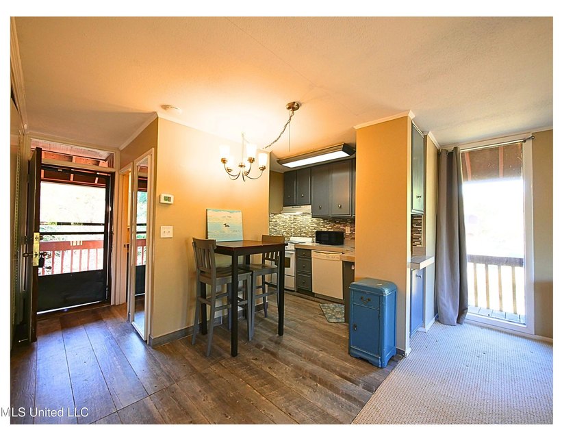 This move-in-ready condominium is ideally located in a desirable - photo 5