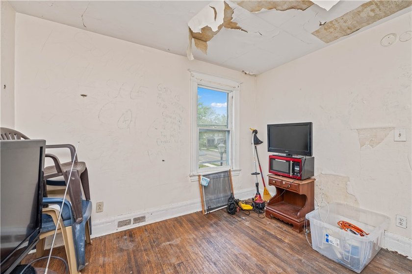 Amazing investment opportunity awaits. This 2 unit upper/lower - photo 16