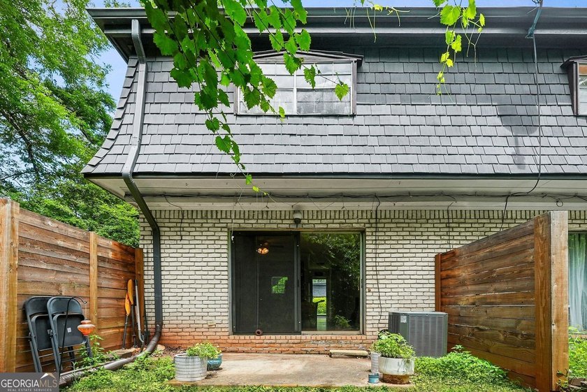This perfectly located 2 bedroom, 1.5 bathroom home is ready for - photo 23