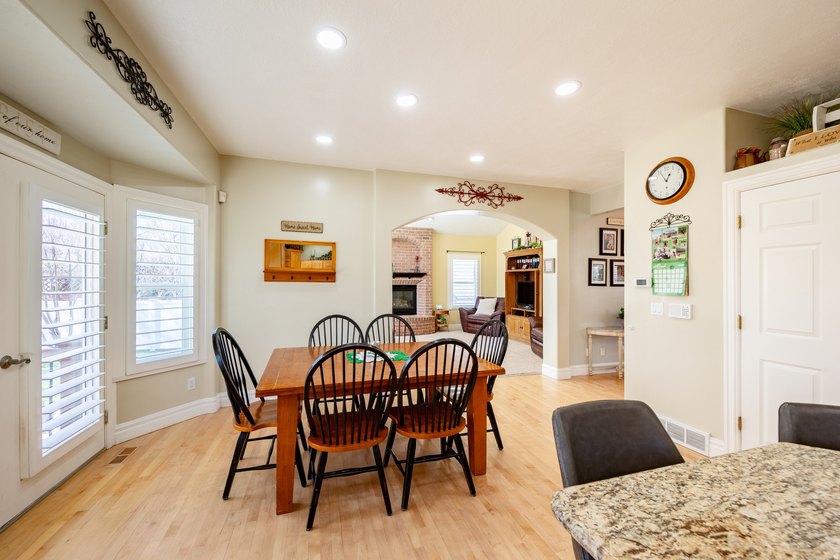 Beautiful, unique home with tall ceilings, real hardwood, new - photo 16
