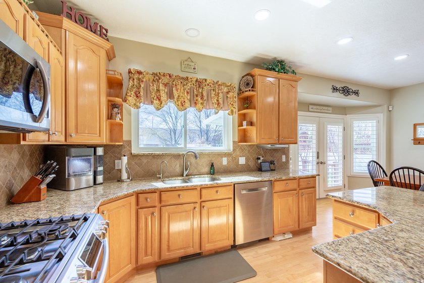 Beautiful, unique home with tall ceilings, real hardwood, new - photo 18