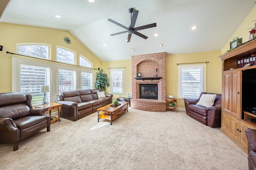 Beautiful, unique home with tall ceilings, real hardwood, new - photo 20