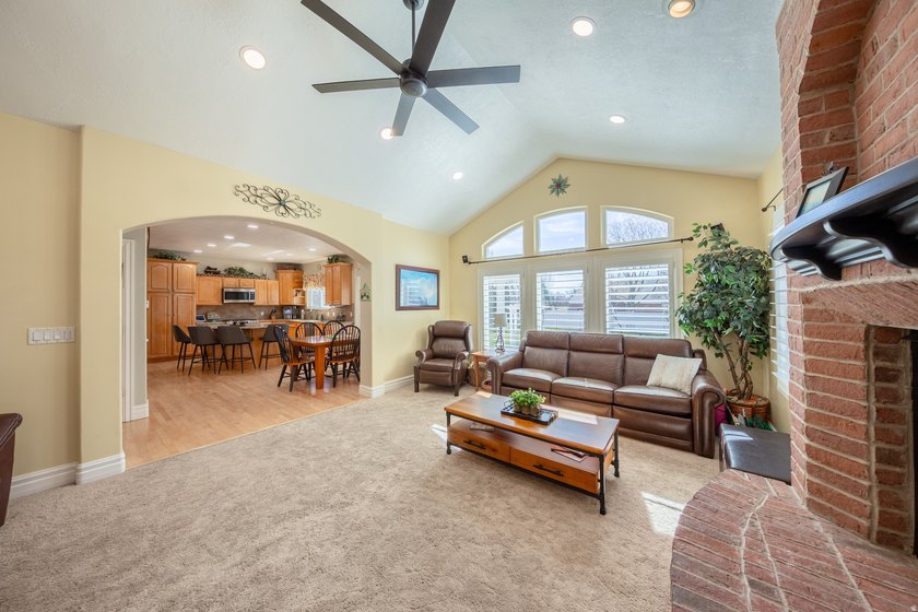 Beautiful, unique home with tall ceilings, real hardwood, new - photo 21