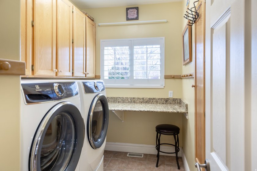 Beautiful, unique home with tall ceilings, real hardwood, new - photo 23