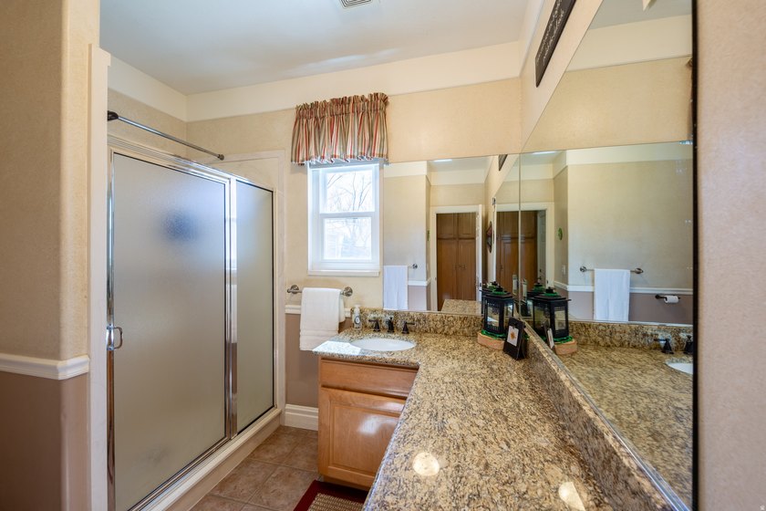 Beautiful, unique home with tall ceilings, real hardwood, new - photo 24