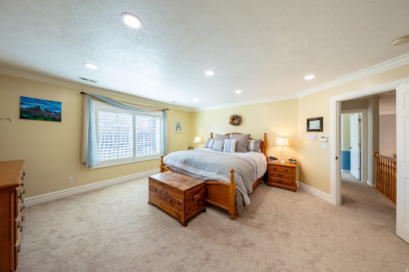 Beautiful, unique home with tall ceilings, real hardwood, new - photo 25