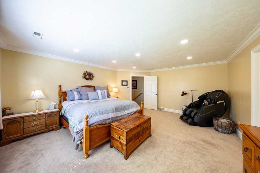 Beautiful, unique home with tall ceilings, real hardwood, new - photo 26
