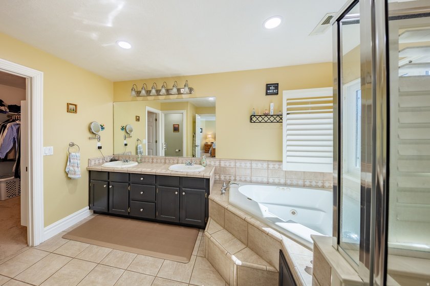 Beautiful, unique home with tall ceilings, real hardwood, new - photo 27