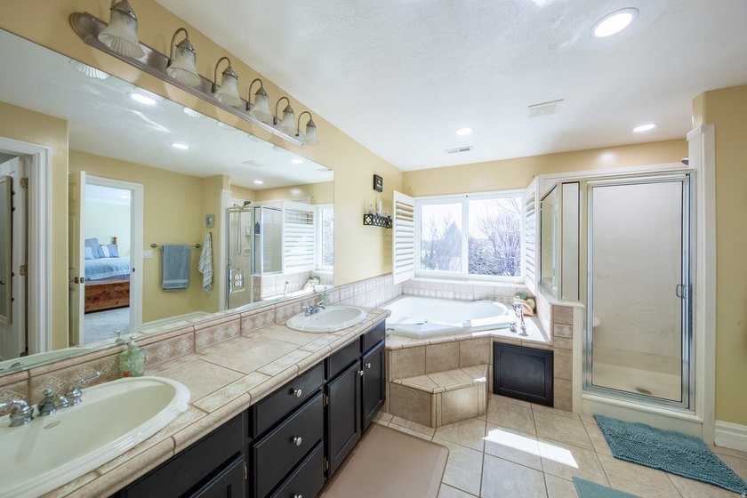 Beautiful, unique home with tall ceilings, real hardwood, new - photo 28