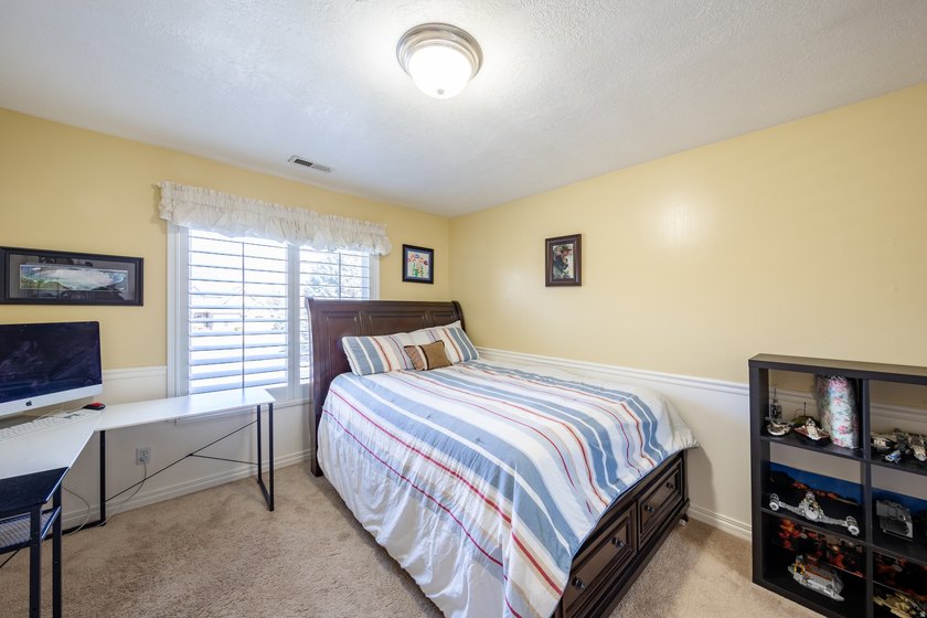 Beautiful, unique home with tall ceilings, real hardwood, new - photo 31