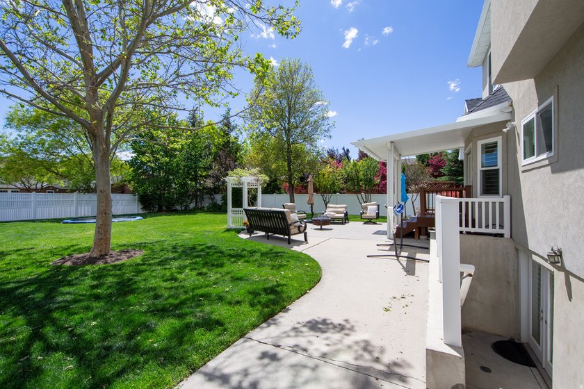 Beautiful, unique home with tall ceilings, real hardwood, new - photo 34