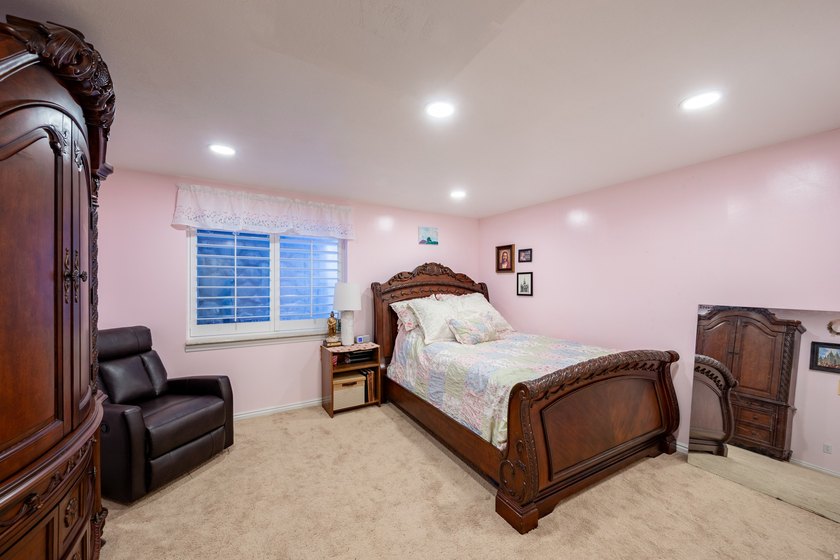 Beautiful, unique home with tall ceilings, real hardwood, new - photo 38