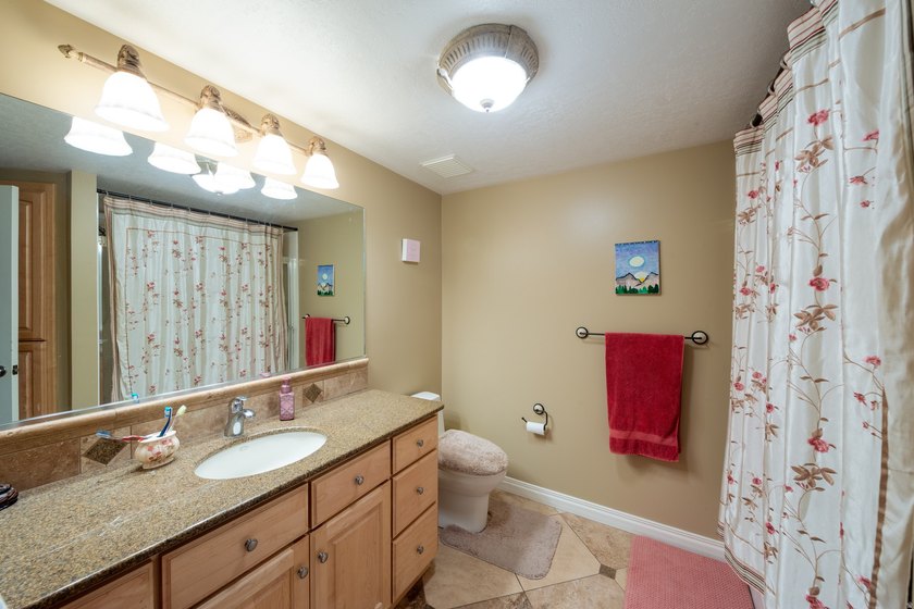 Beautiful, unique home with tall ceilings, real hardwood, new - photo 39