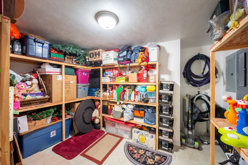 Beautiful, unique home with tall ceilings, real hardwood, new - photo 41