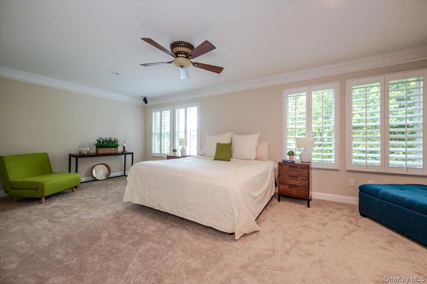 This beautifully maintained 3-bedroom, 3-bath end-unit townhome - photo 12