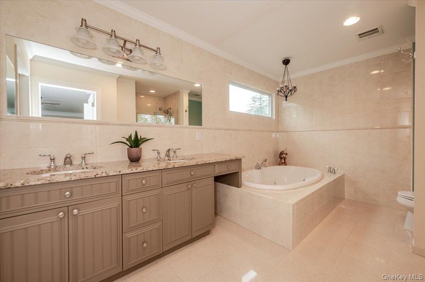 This beautifully maintained 3-bedroom, 3-bath end-unit townhome - photo 14