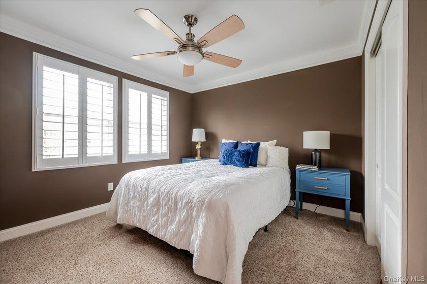 This beautifully maintained 3-bedroom, 3-bath end-unit townhome - photo 16