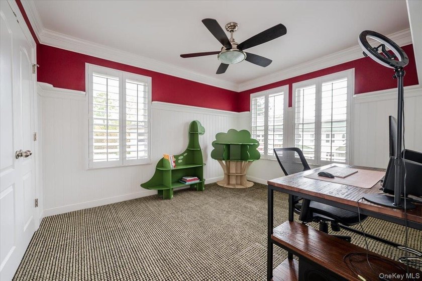 This beautifully maintained 3-bedroom, 3-bath end-unit townhome - photo 17