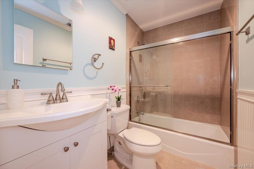 This beautifully maintained 3-bedroom, 3-bath end-unit townhome - photo 19