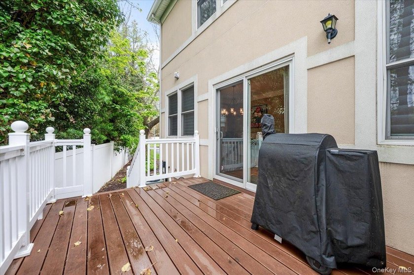 This beautifully maintained 3-bedroom, 3-bath end-unit townhome - photo 21