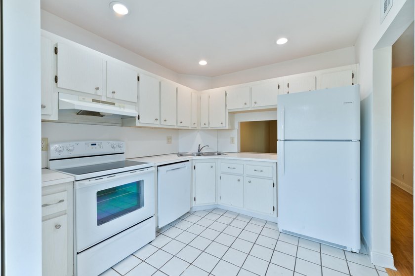 WELCOME TO THIS AMAZING MAINTAINED 2 BR, BATH CONDO IN DESIRABLE - photo 16