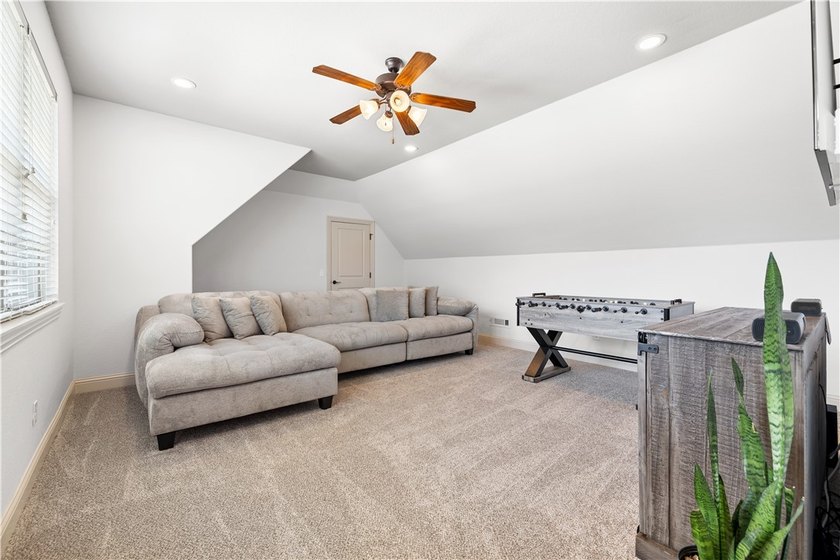 5 bedrooms plus upstairs bonus room over the garage and large - photo 41