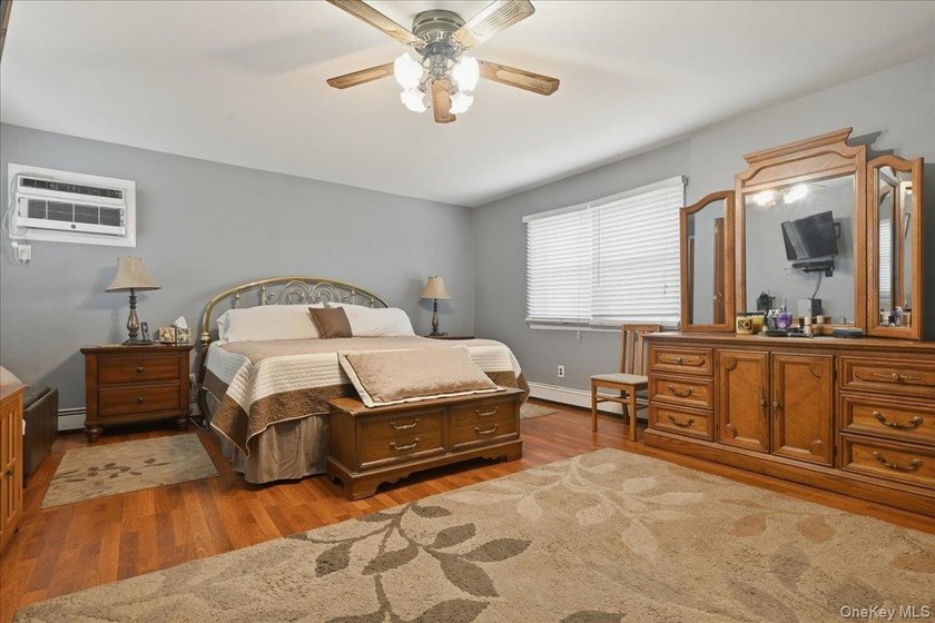 Welcome to this beautifully maintained 4-bedroom, 2 full bath - photo 11