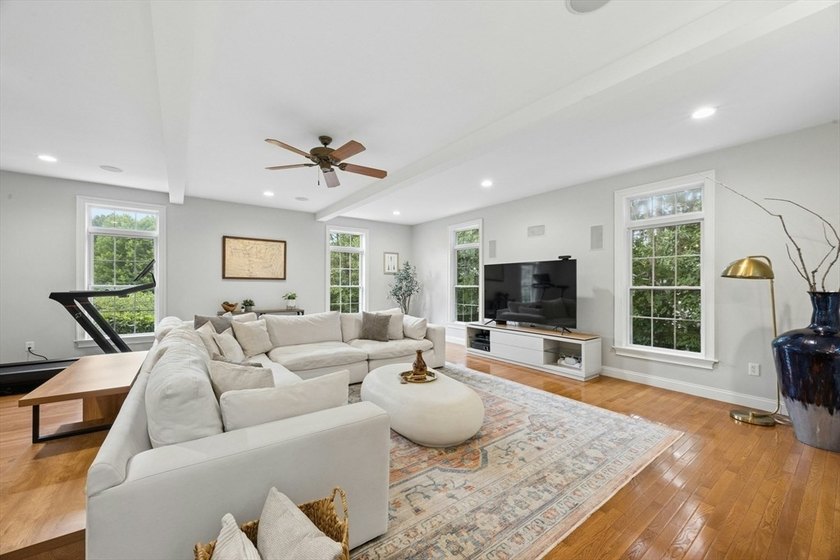 NEIGHBORHOOD SETTING WITH COMMUTER CONVENIENCE! This - photo 11