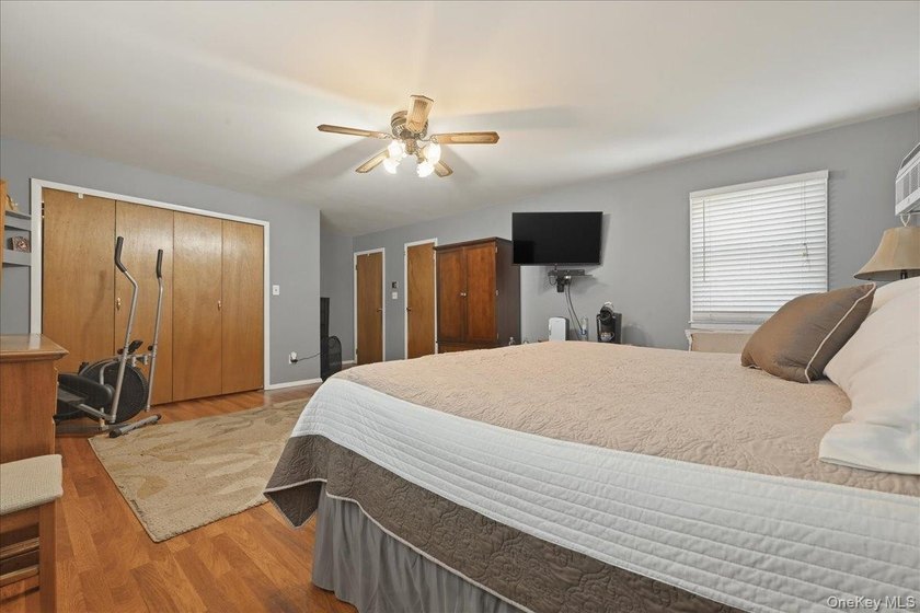 Welcome to this beautifully maintained 4-bedroom, 2 full bath - photo 12